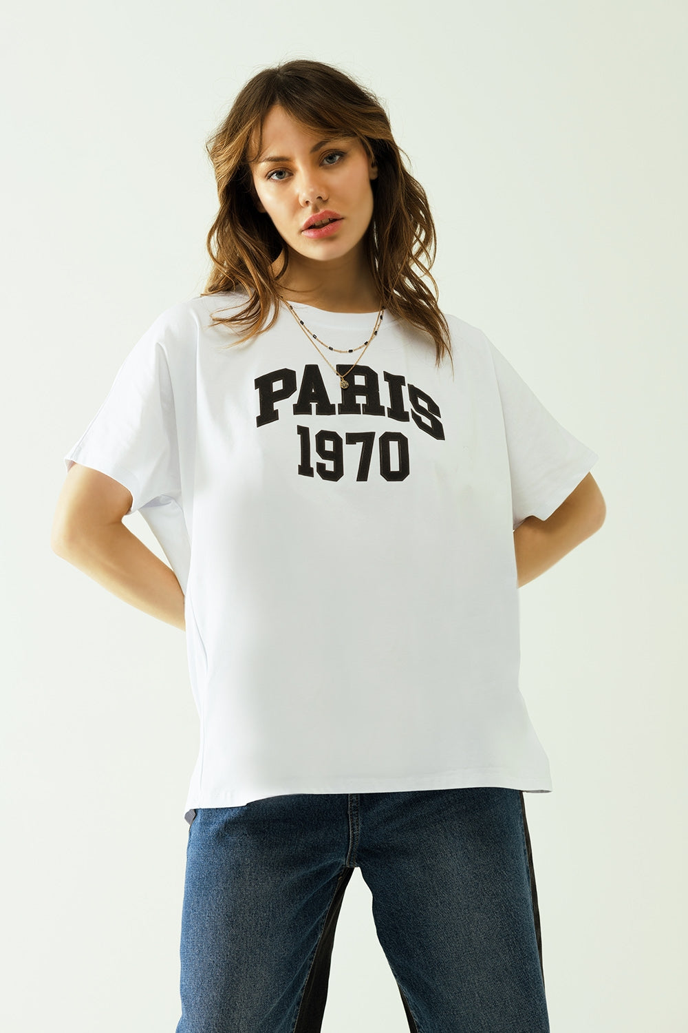 T-shirt bianca oversize con stampa paris 1970 in nero