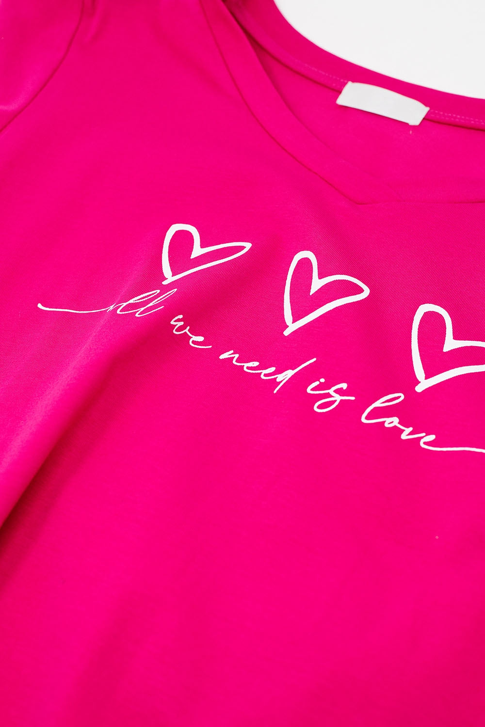 T-shirt fucsia con All We Need Is Love