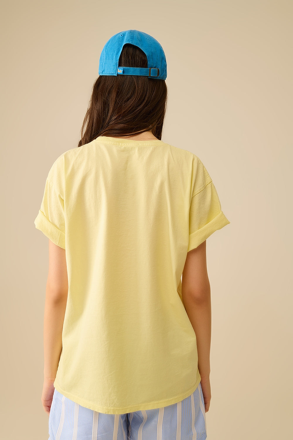 T-shirt gialla made in Italy con grafica da ragazza vintage