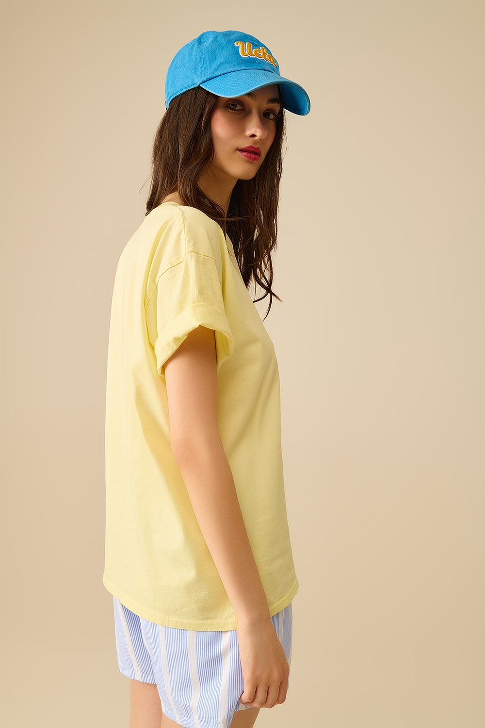 T-shirt gialla made in Italy con grafica da ragazza vintage