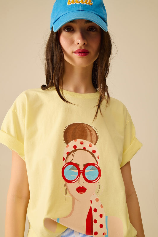 Q2 T-shirt gialla made in Italy con grafica da ragazza vintage