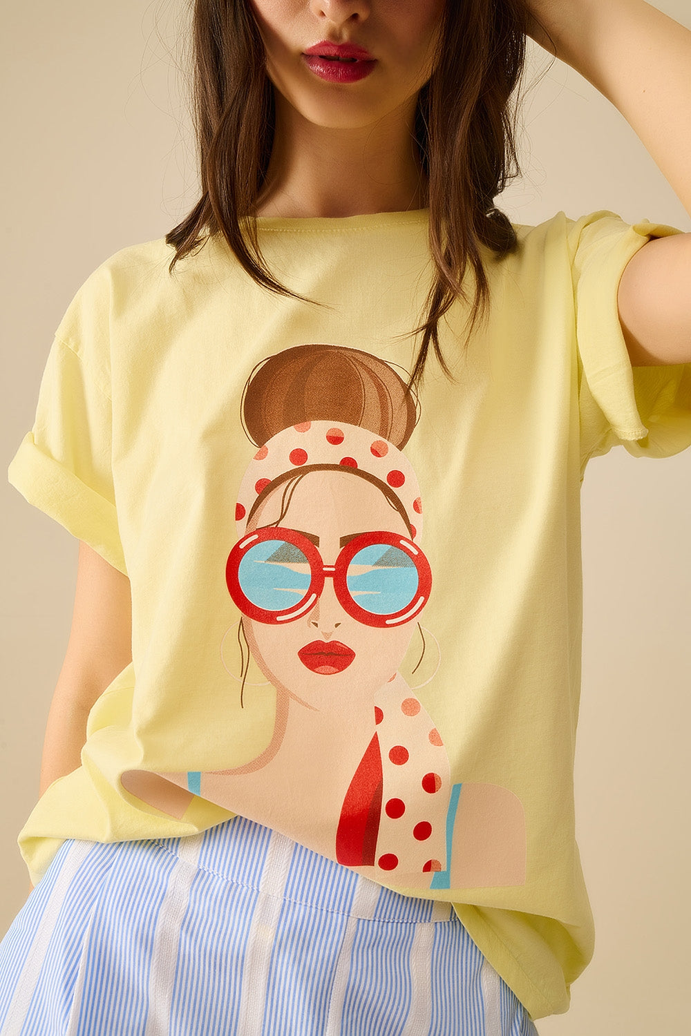 T-shirt gialla made in Italy con grafica da ragazza vintage