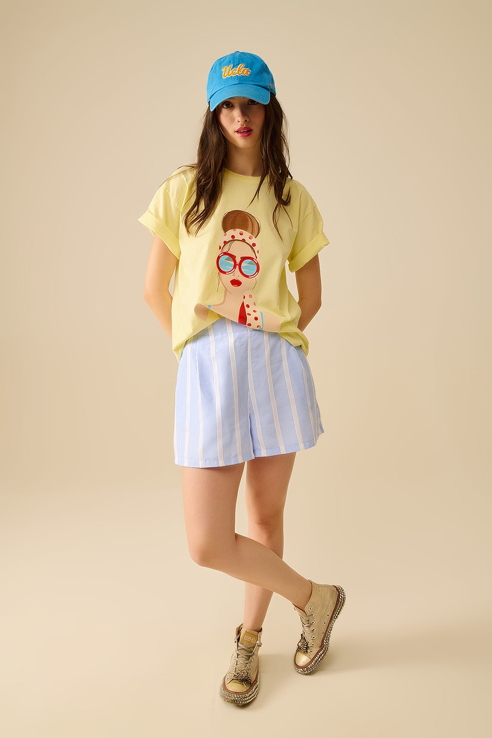 T-shirt gialla made in Italy con grafica da ragazza vintage