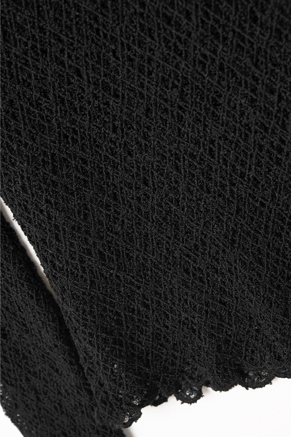 t-shirt nera svasata a maniche lunghe in tessuto di pizzo