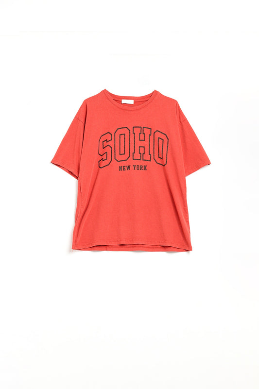 Q2 T-shirt rossa oversize con Soho New York sul davanti