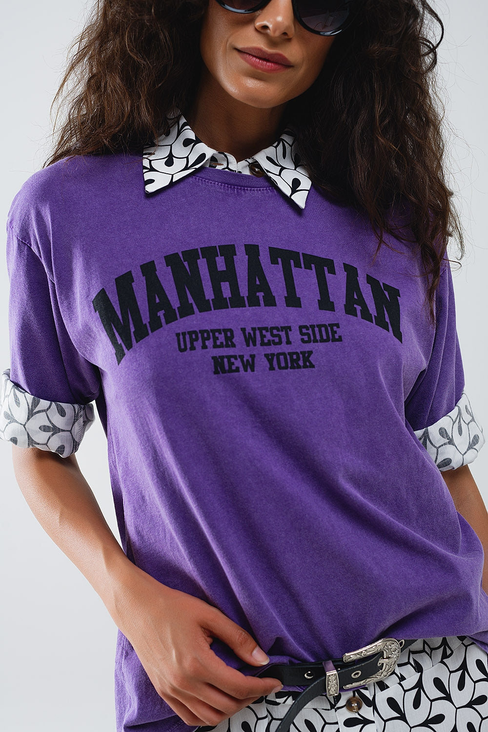 T-shirt viola con testo manhattan