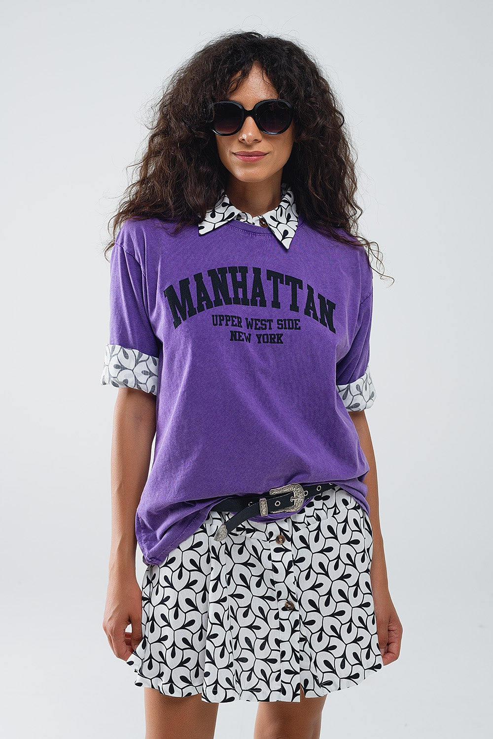 Q2 T-shirt viola con testo manhattan