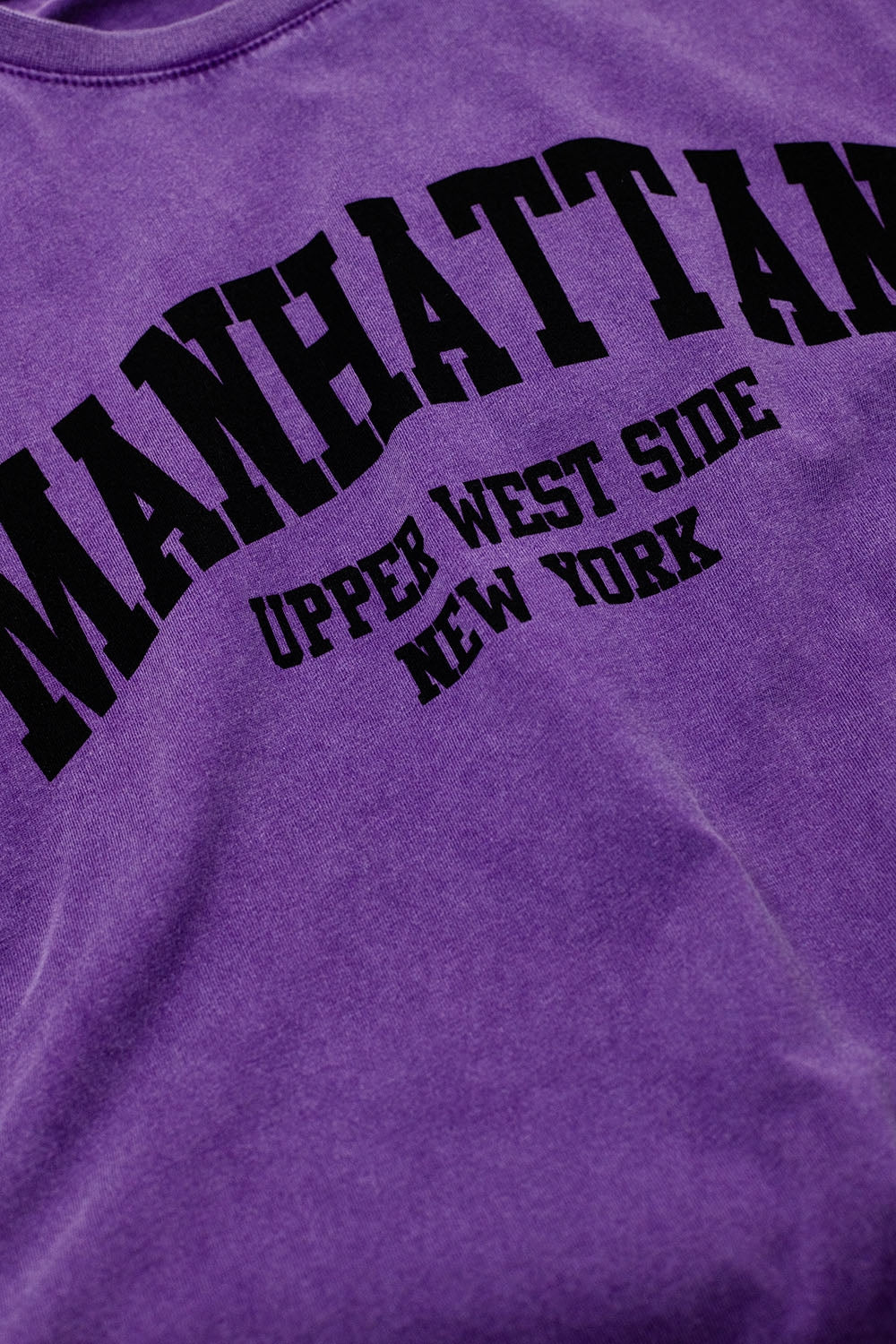 T-shirt viola con testo manhattan