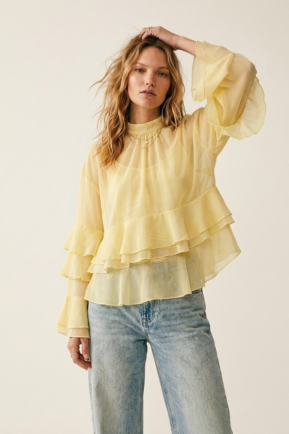 Top a collo alto con maniche svasate e arricciate in chiffon giallo