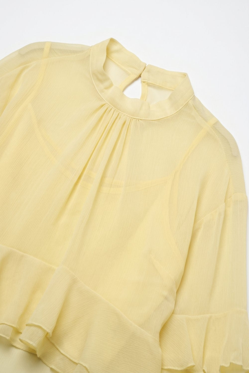 Top a collo alto con maniche svasate e arricciate in chiffon giallo