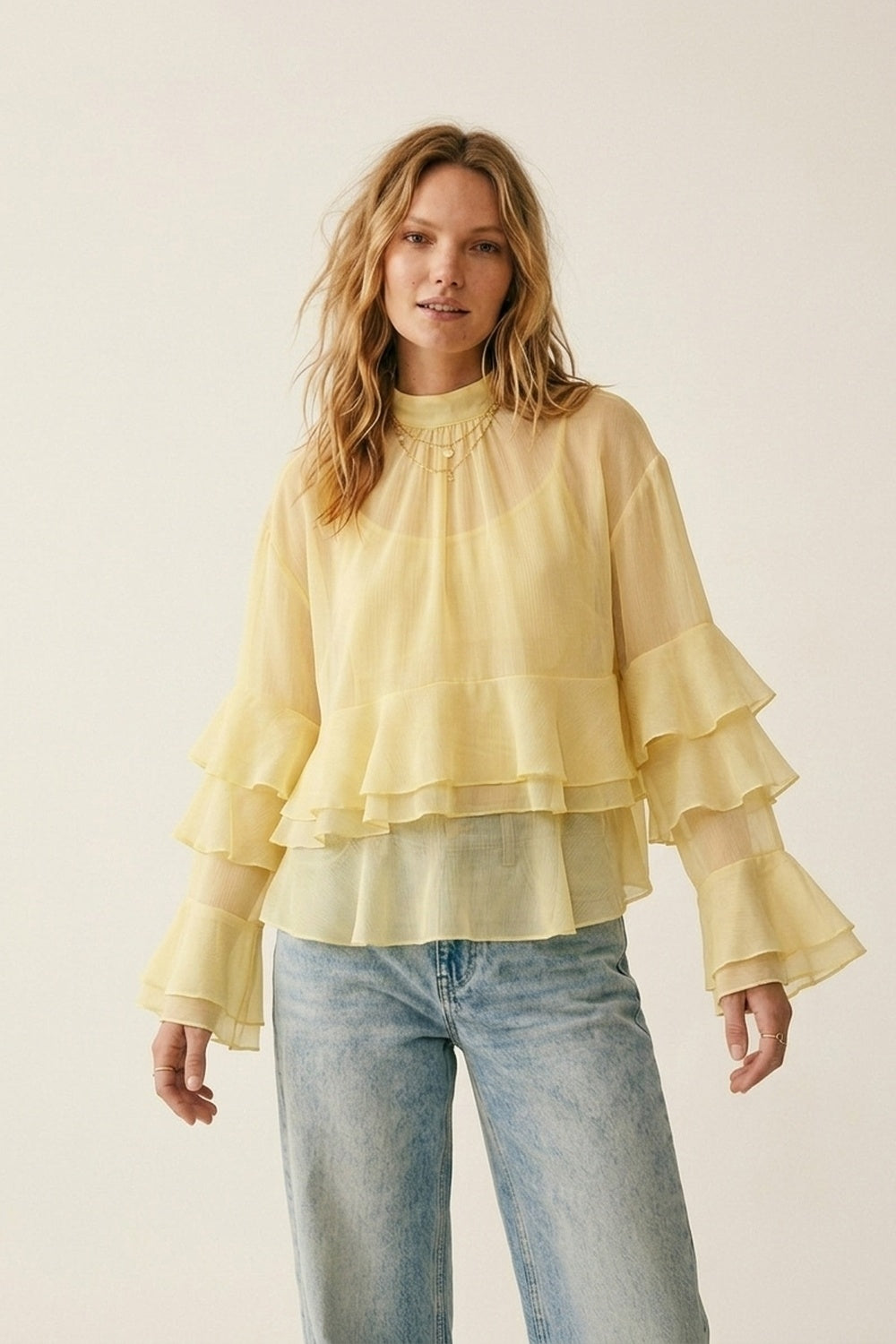 Top a collo alto con maniche svasate e arricciate in chiffon giallo