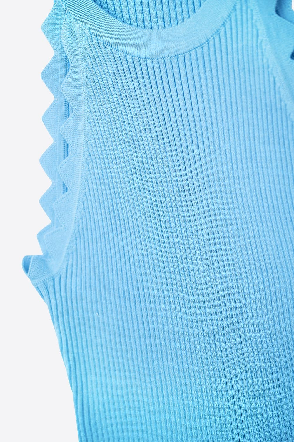Top a coste con finitura smerlata in blu elettrico