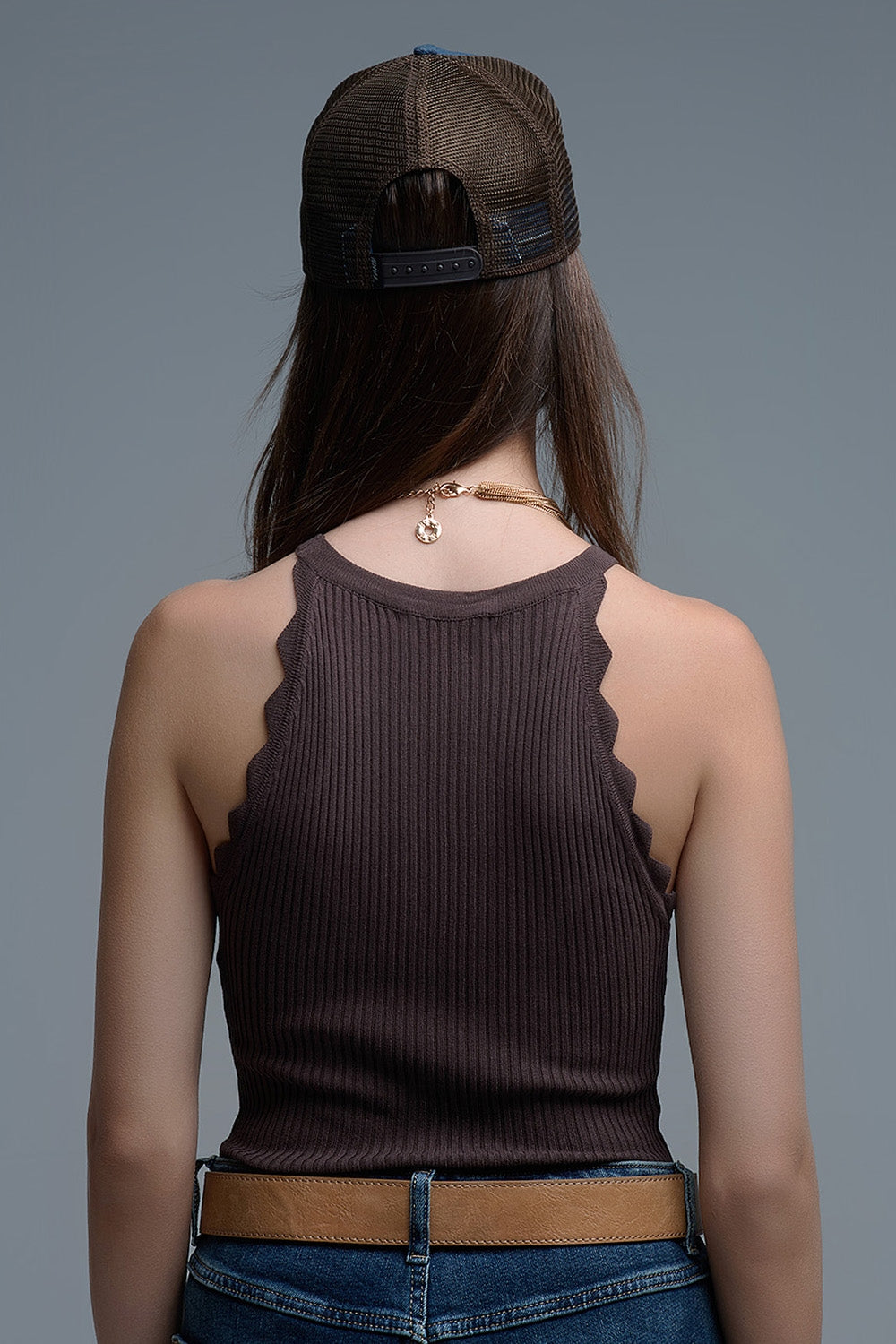 Top a coste con finitura smerlata in marrone
