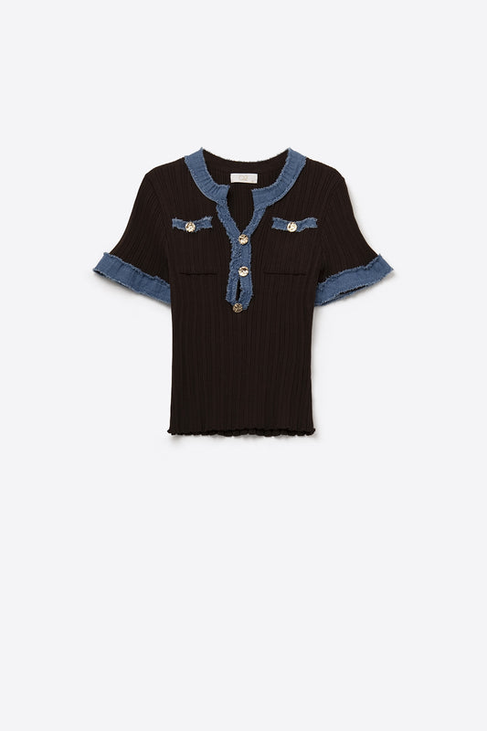 Top a coste marrone chic con dettagli in denim