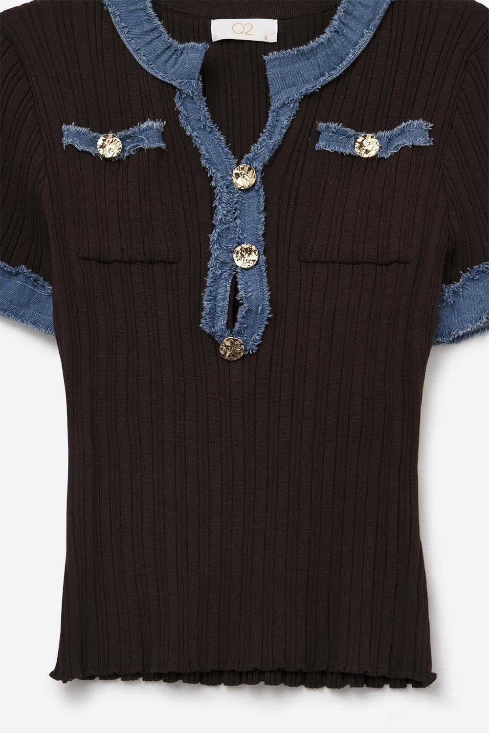 Top a coste marrone chic con dettagli in denim