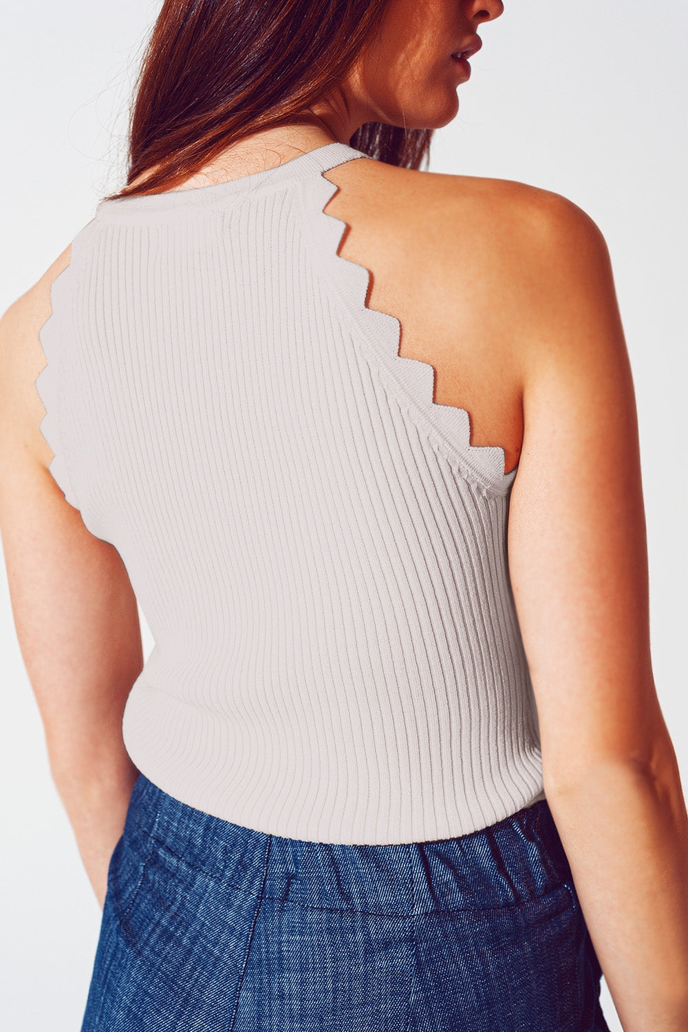 Top a girocollo a coste con finitura a scallop in beige