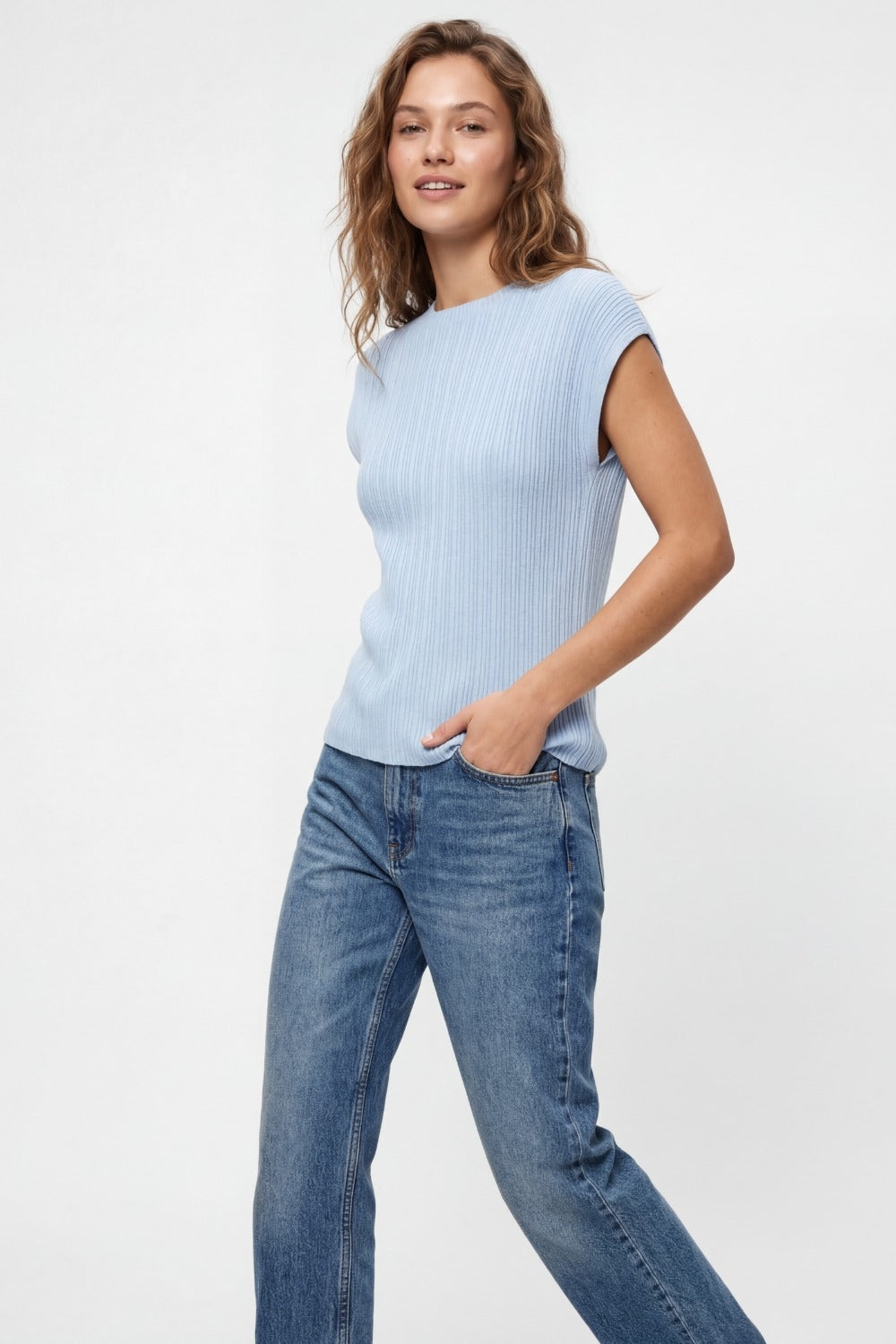 Top a maglia fine a coste blu chiaro senza maniche