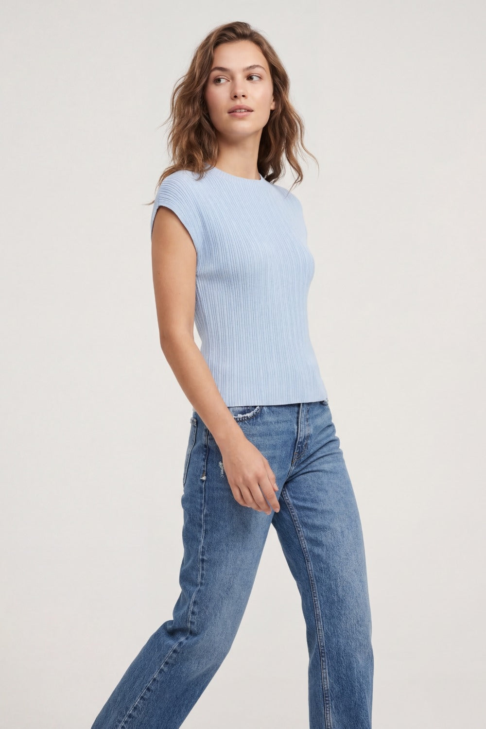Top a maglia fine a coste blu chiaro senza maniche