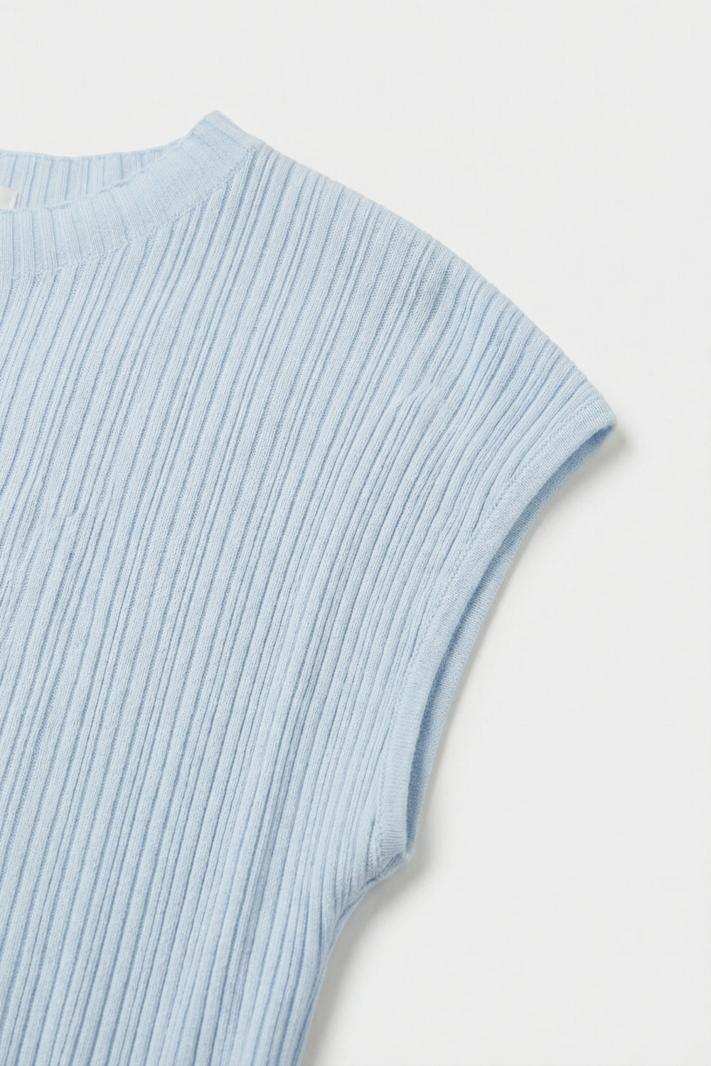 Top a maglia fine a coste blu chiaro senza maniche