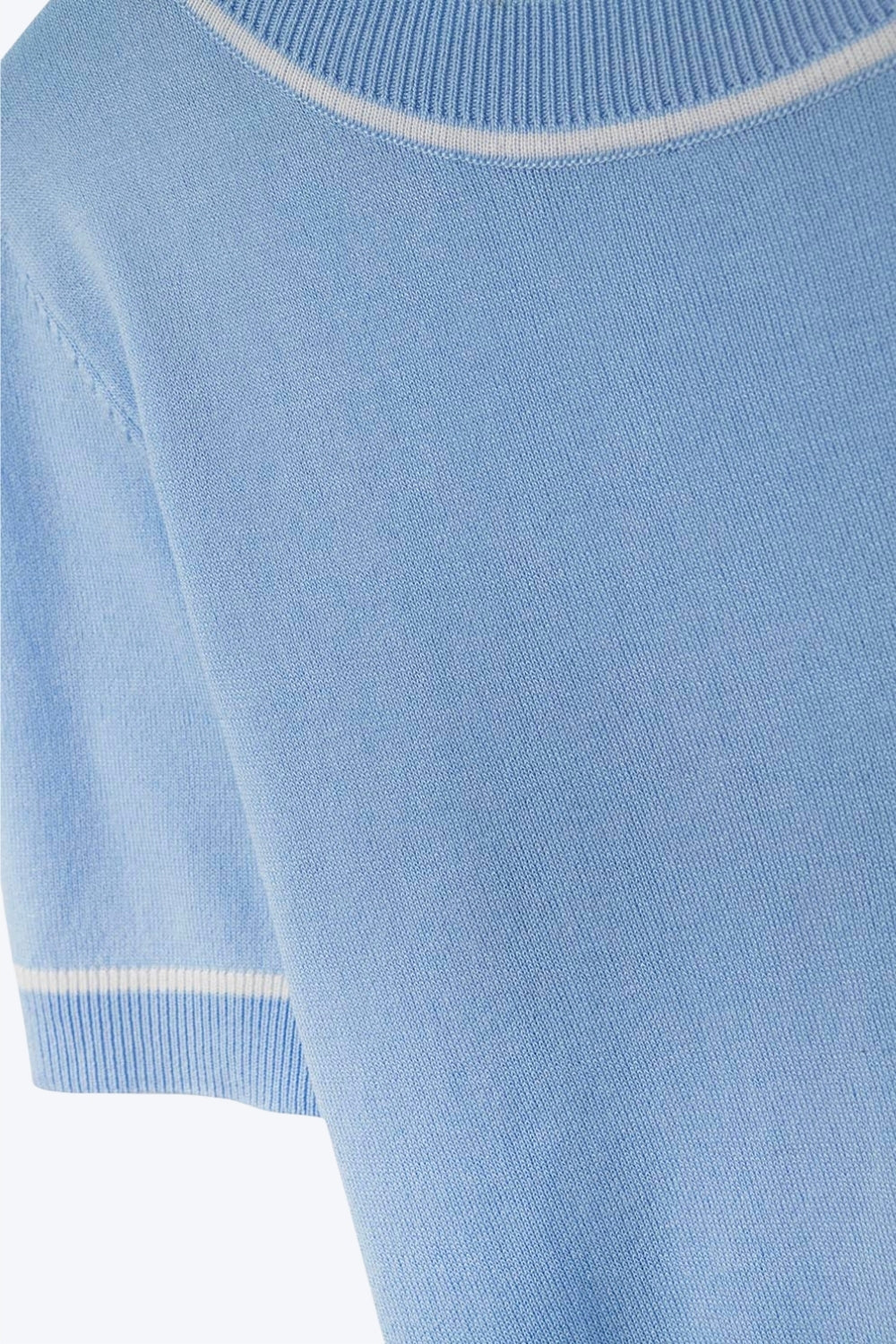 Top a manica corta blu baby con finiture a contrasto