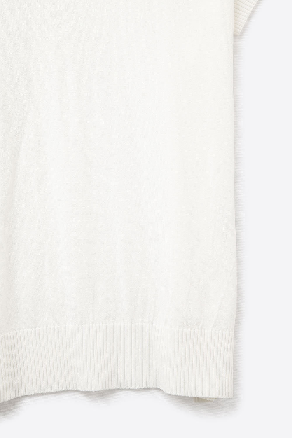 Top a manica corta in maglia fine tipo Polo in bianco