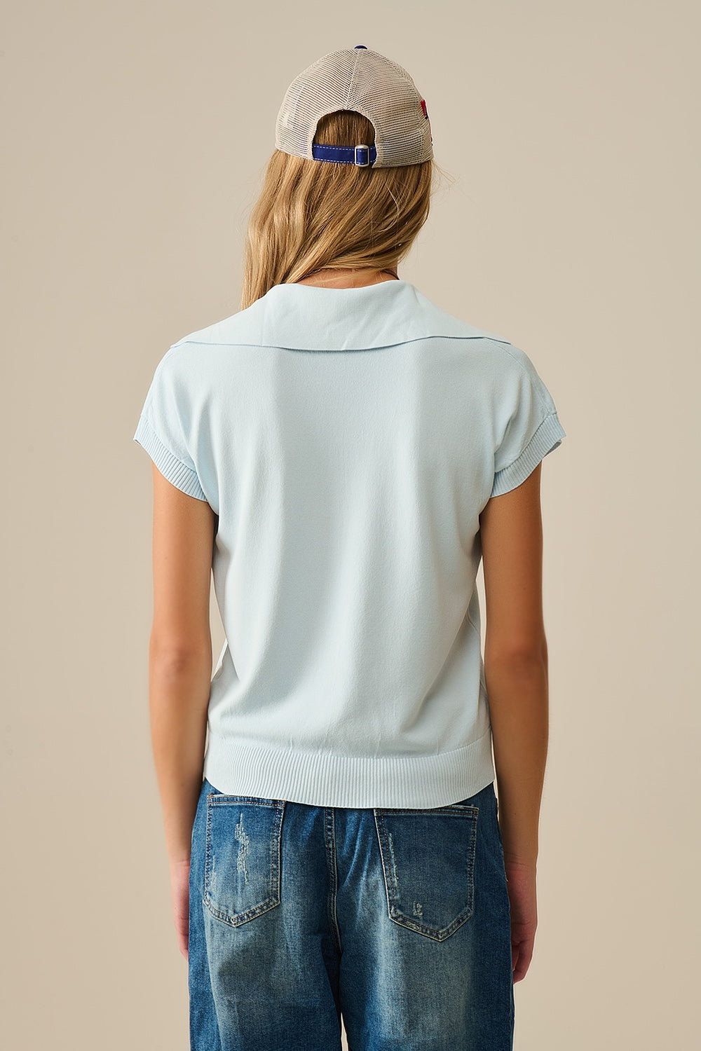 Top a manica corta in maglia fine tipo polo in blu baby