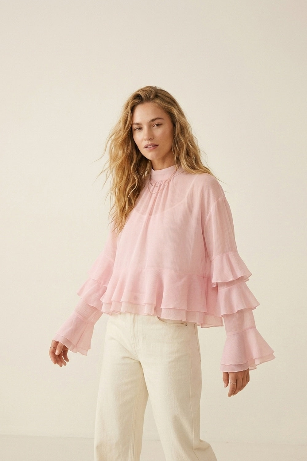 Top asimmetrico a collo alto con volant in chiffon rosa chiaro