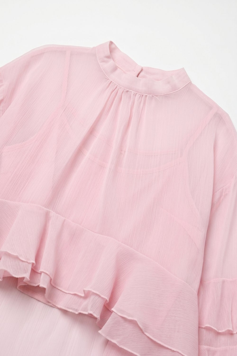 Top asimmetrico a collo alto con volant in chiffon rosa chiaro