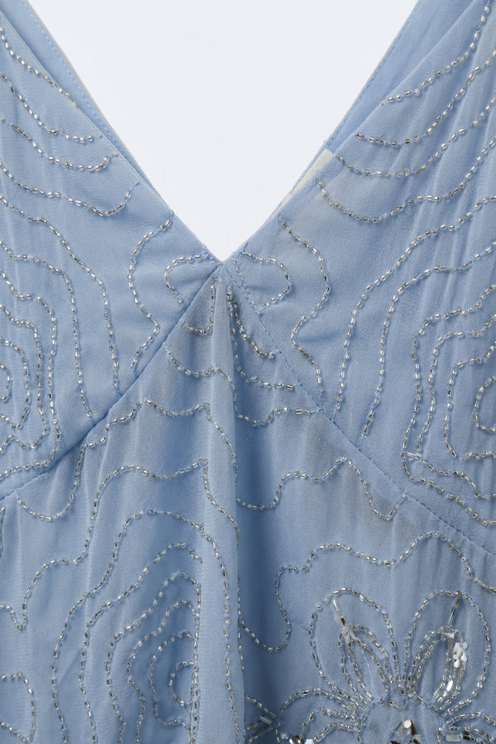 Top asimmetrico in chiffon azzurro chiaro con decorazione di perline