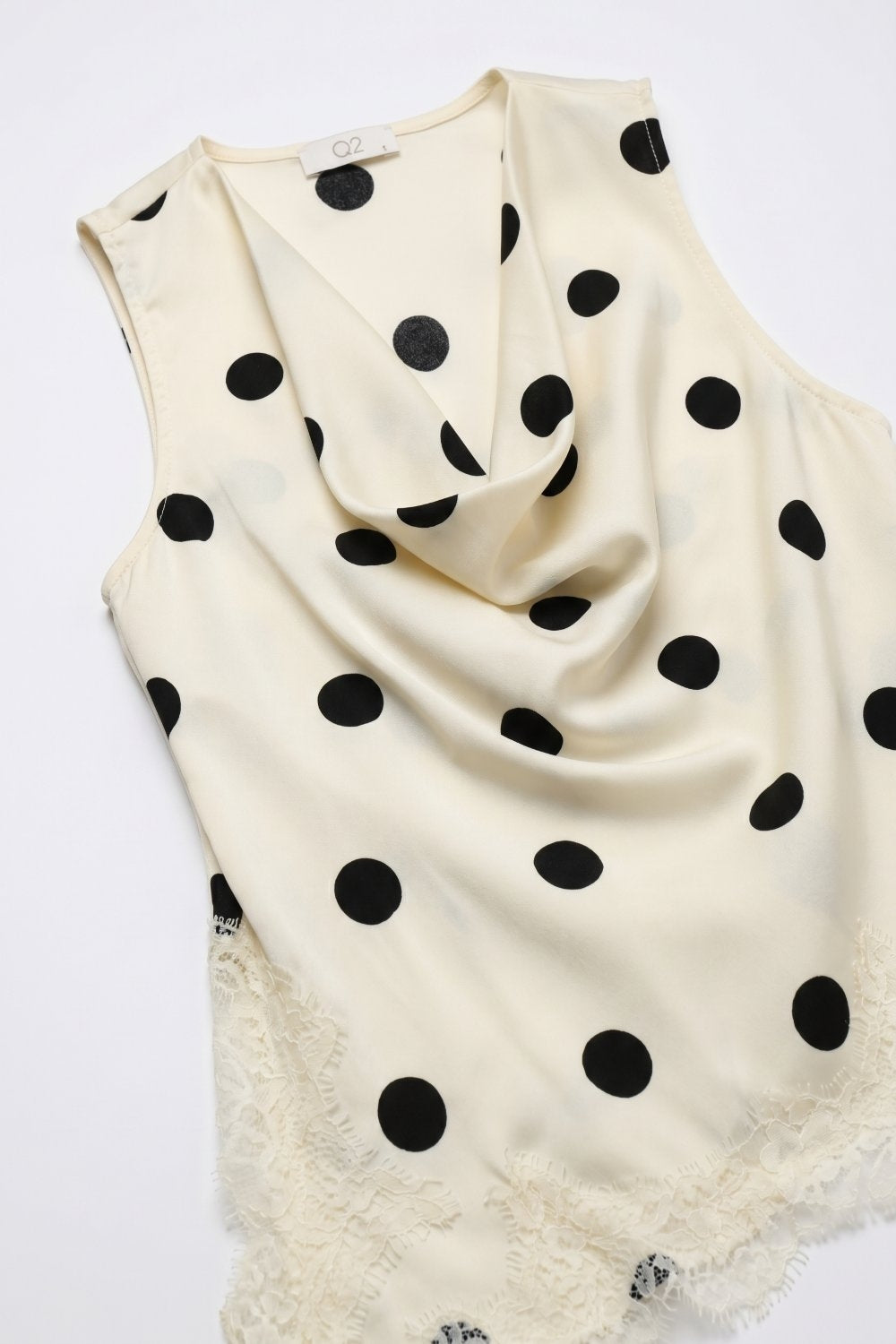 Top asimmetrico senza maniche in raso a pois color crema con bordo in pizzo