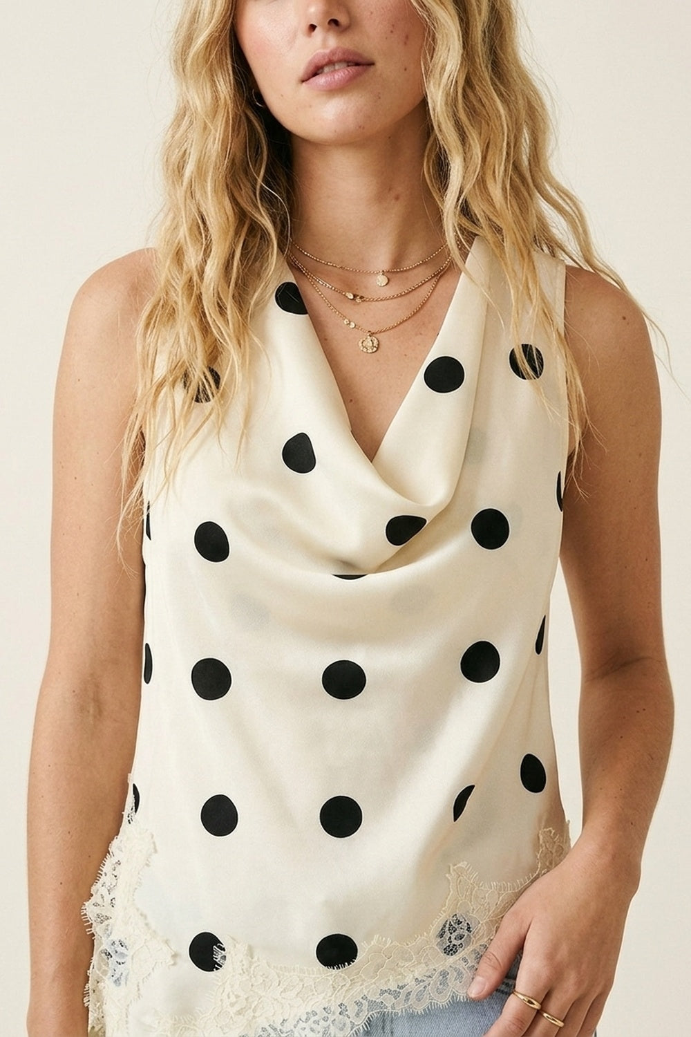 Top asimmetrico senza maniche in raso a pois color crema con bordo in pizzo
