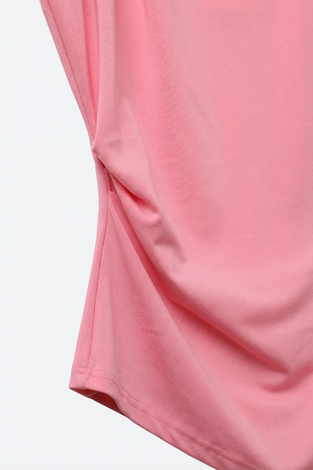 Top asimmetrico senza maniche rosa con drappeggio per donna
