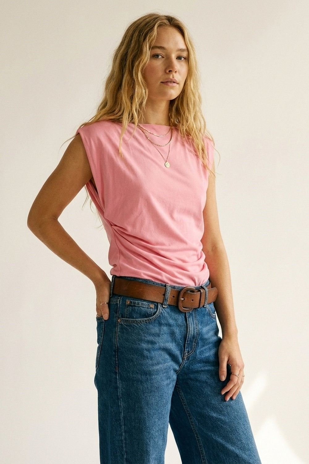 Q2 Top asimmetrico senza maniche rosa con drappeggio per donna