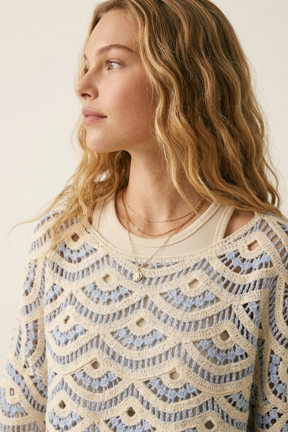 Top Azzurro Chiaro in Crochet con Orlo a Scallop e Manica Ampia