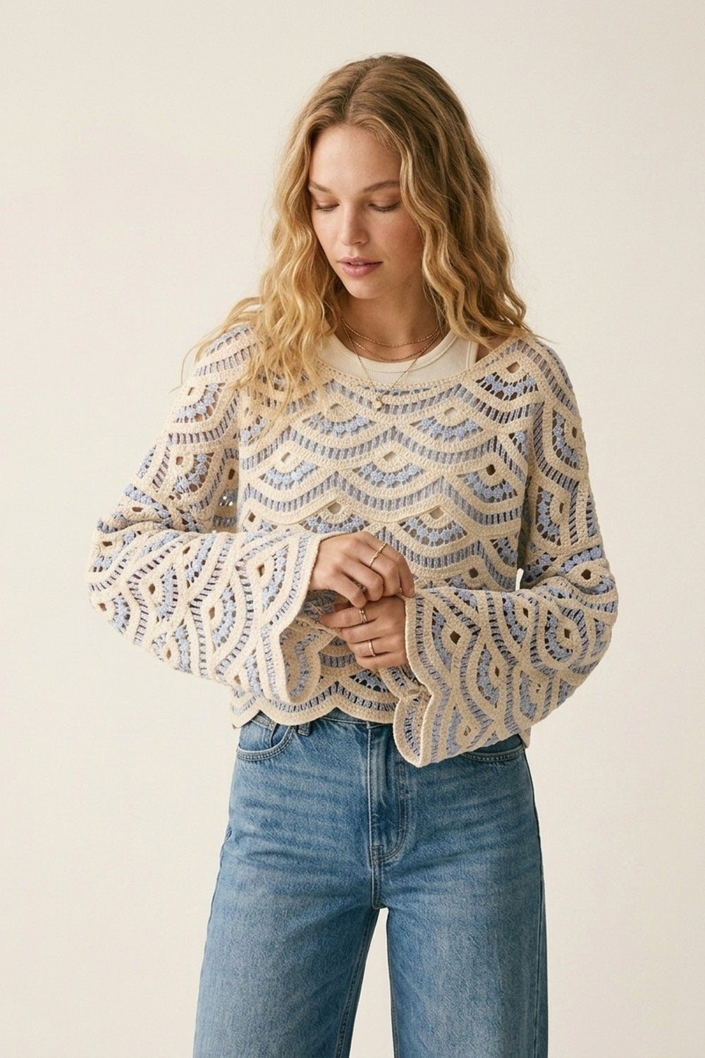 Q2 Top Azzurro Chiaro in Crochet con Orlo a Scallop e Manica Ampia
