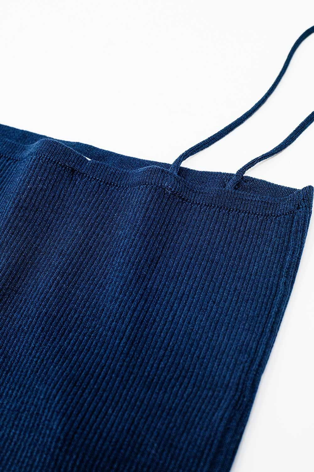 Top basic in maglia blu navy con spalline sottili