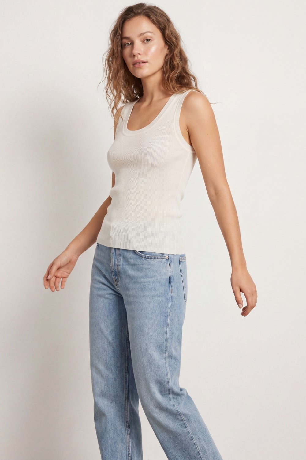 Top bianco a costine con scollo rotondo