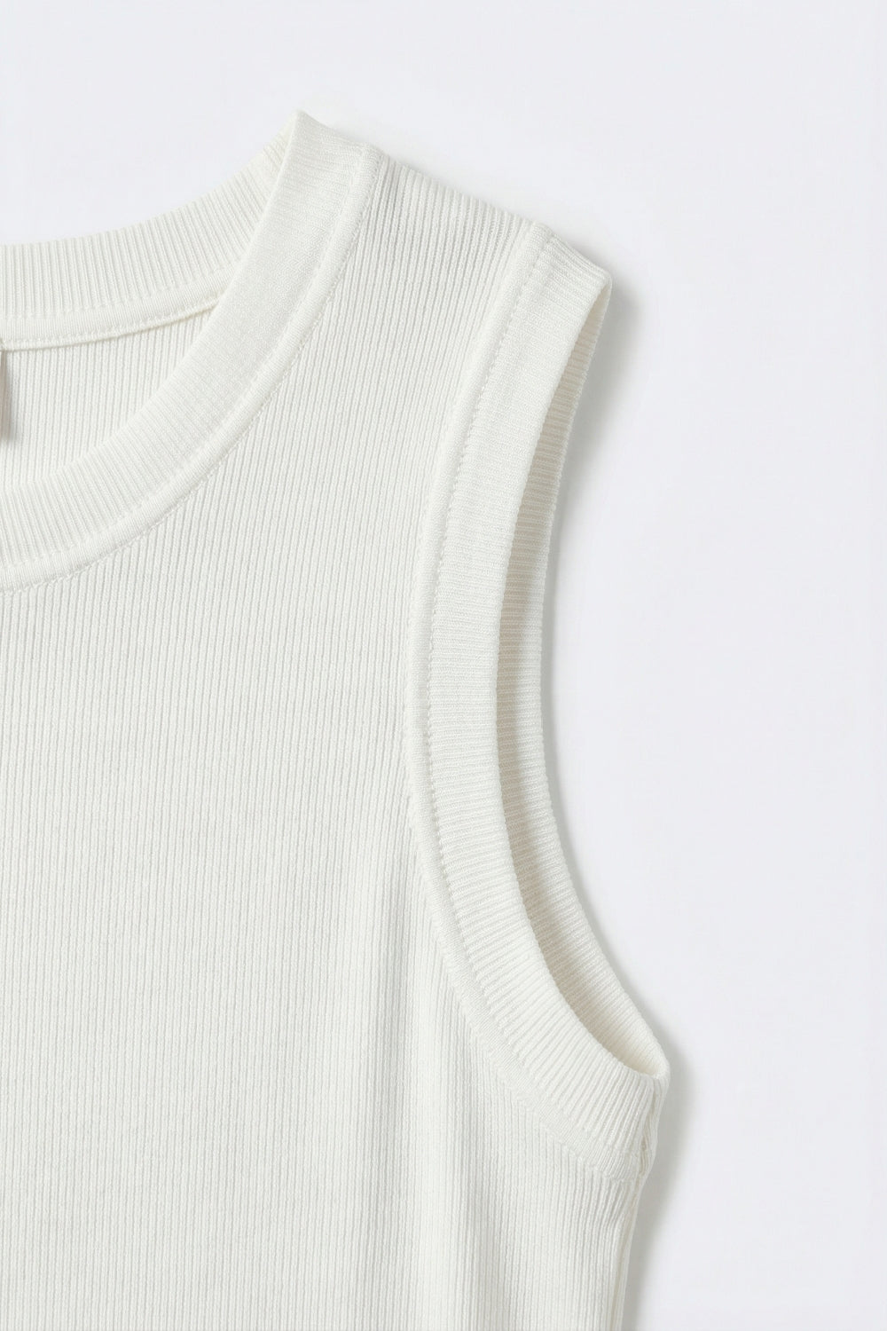 Top bianco a costine con scollo rotondo