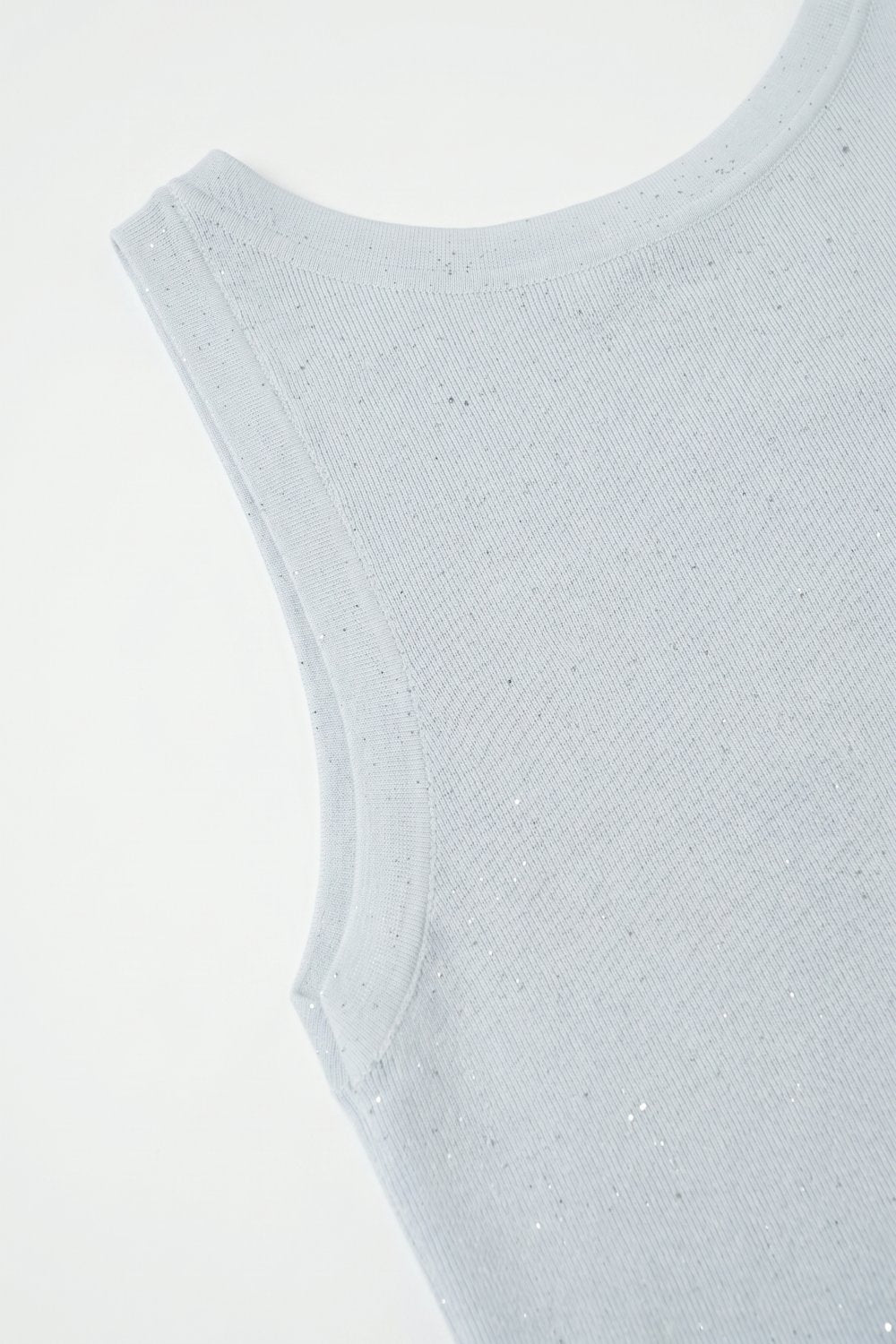 Top blu chiaro in maglia fine con brillantini