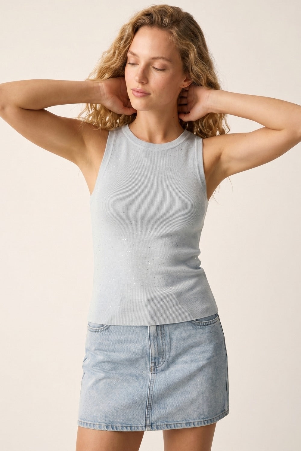 Top blu chiaro in maglia fine con brillantini