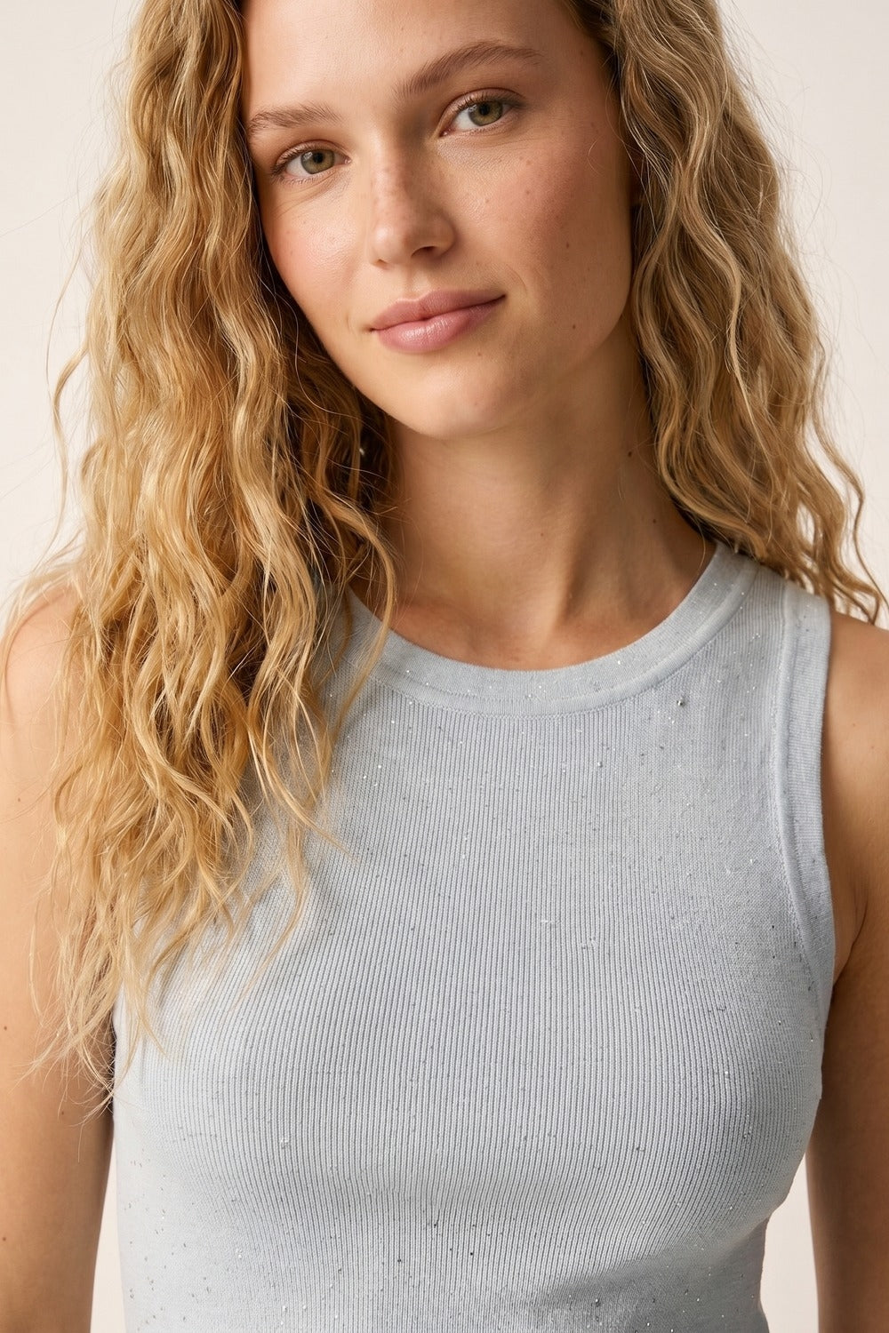Top blu chiaro in maglia fine con brillantini