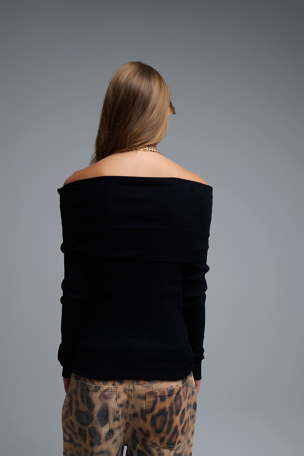 Top chic con scollo a barca off-shoulder in nero