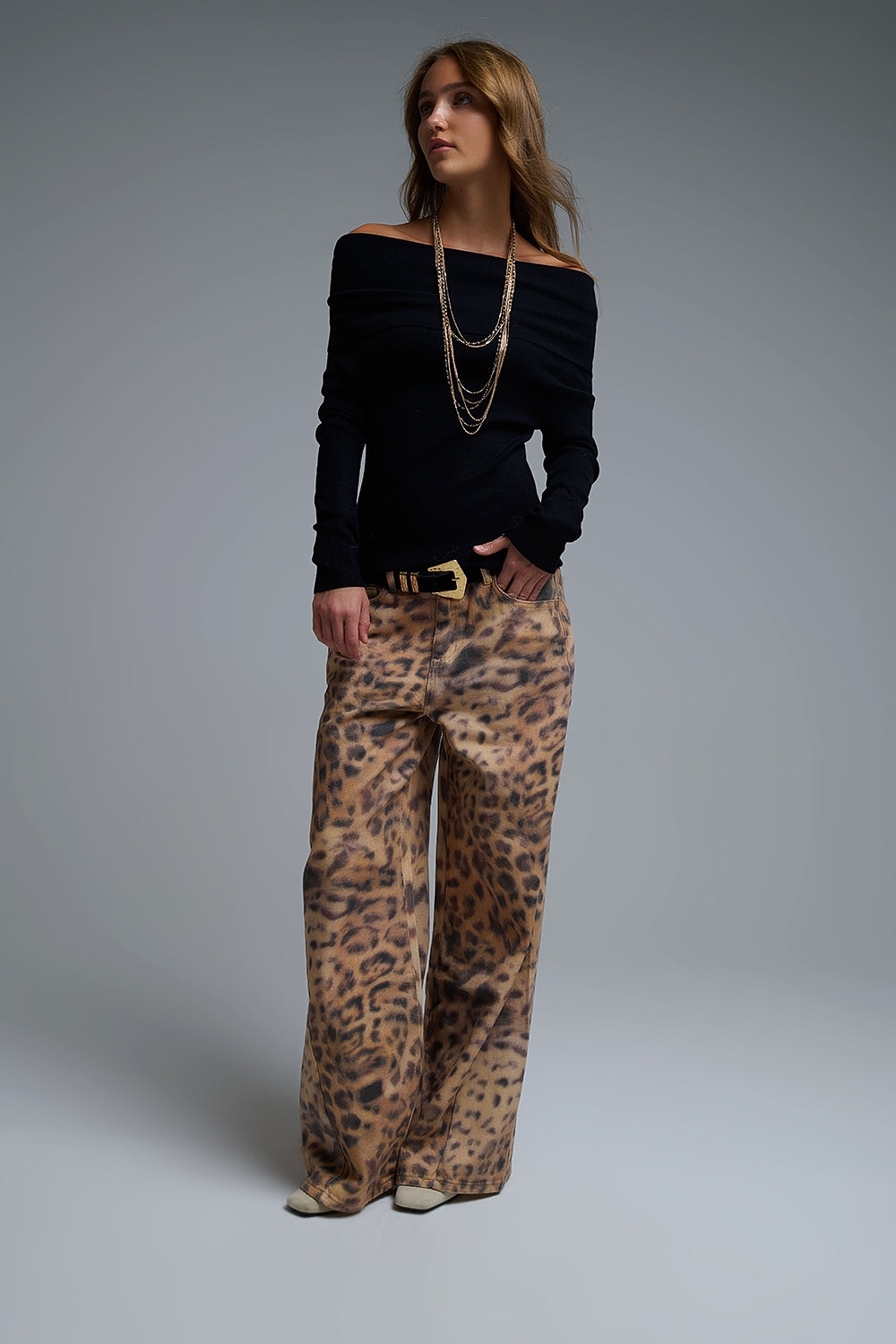 Top chic con scollo a barca off-shoulder in nero