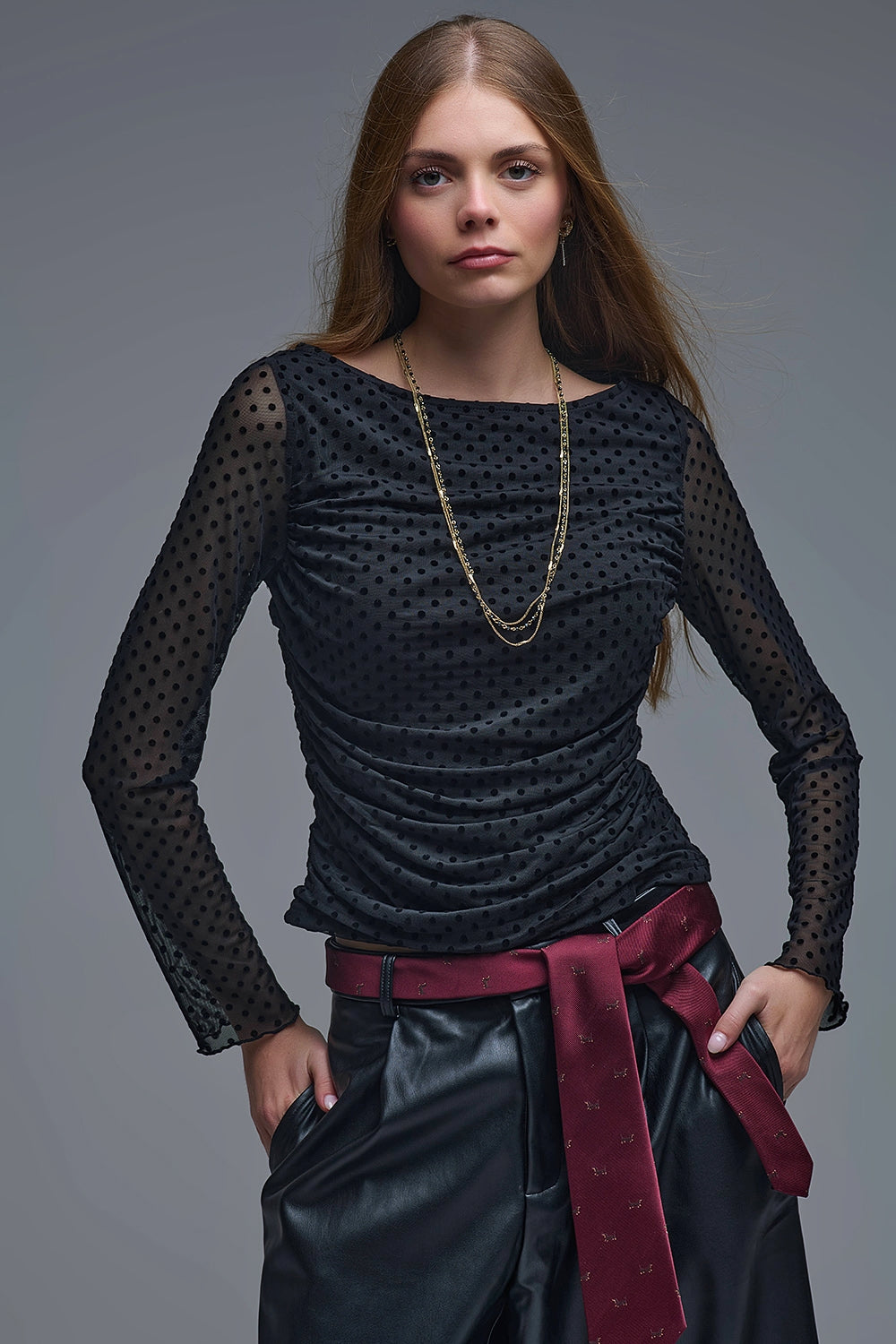 Q2 Top chic nero a pois trasparenti