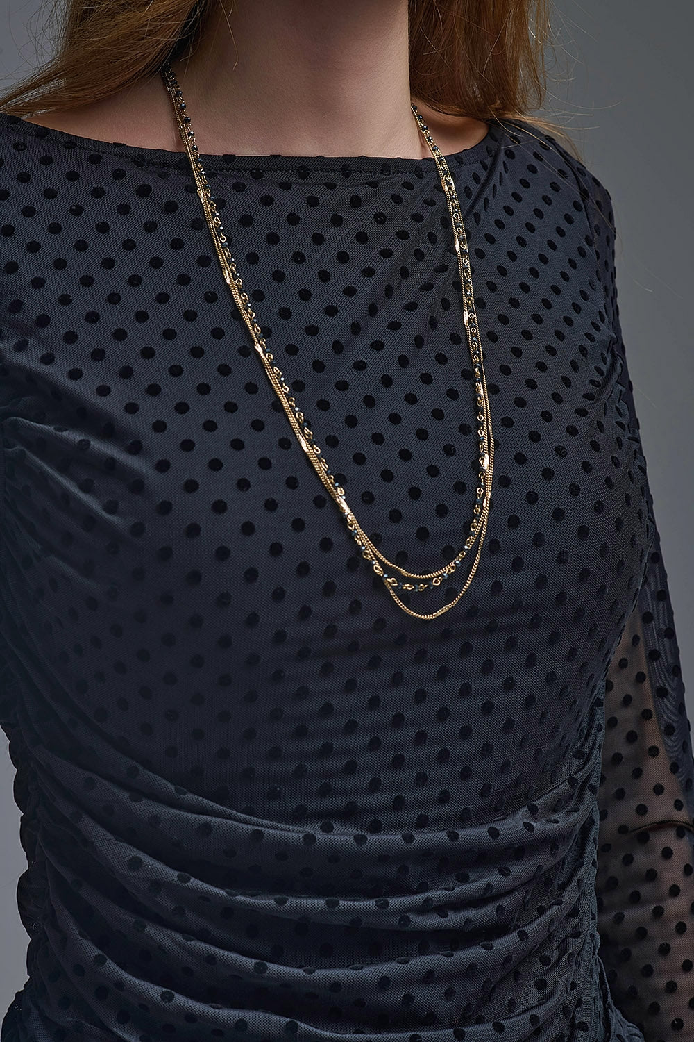 Top chic nero a pois trasparenti