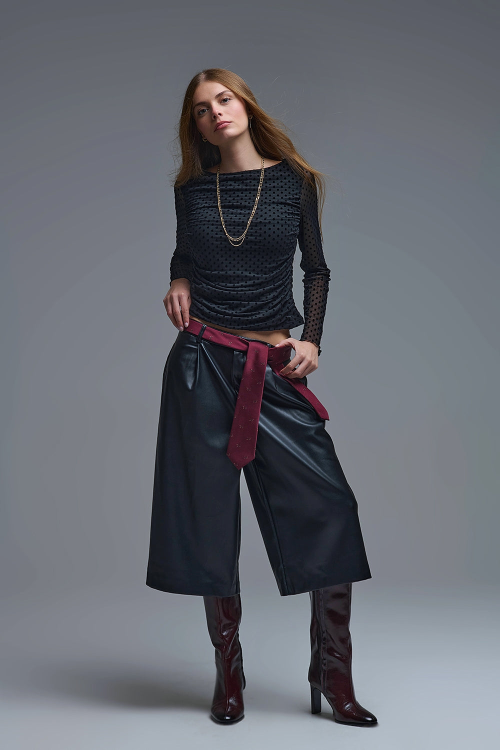 Top chic nero a pois trasparenti