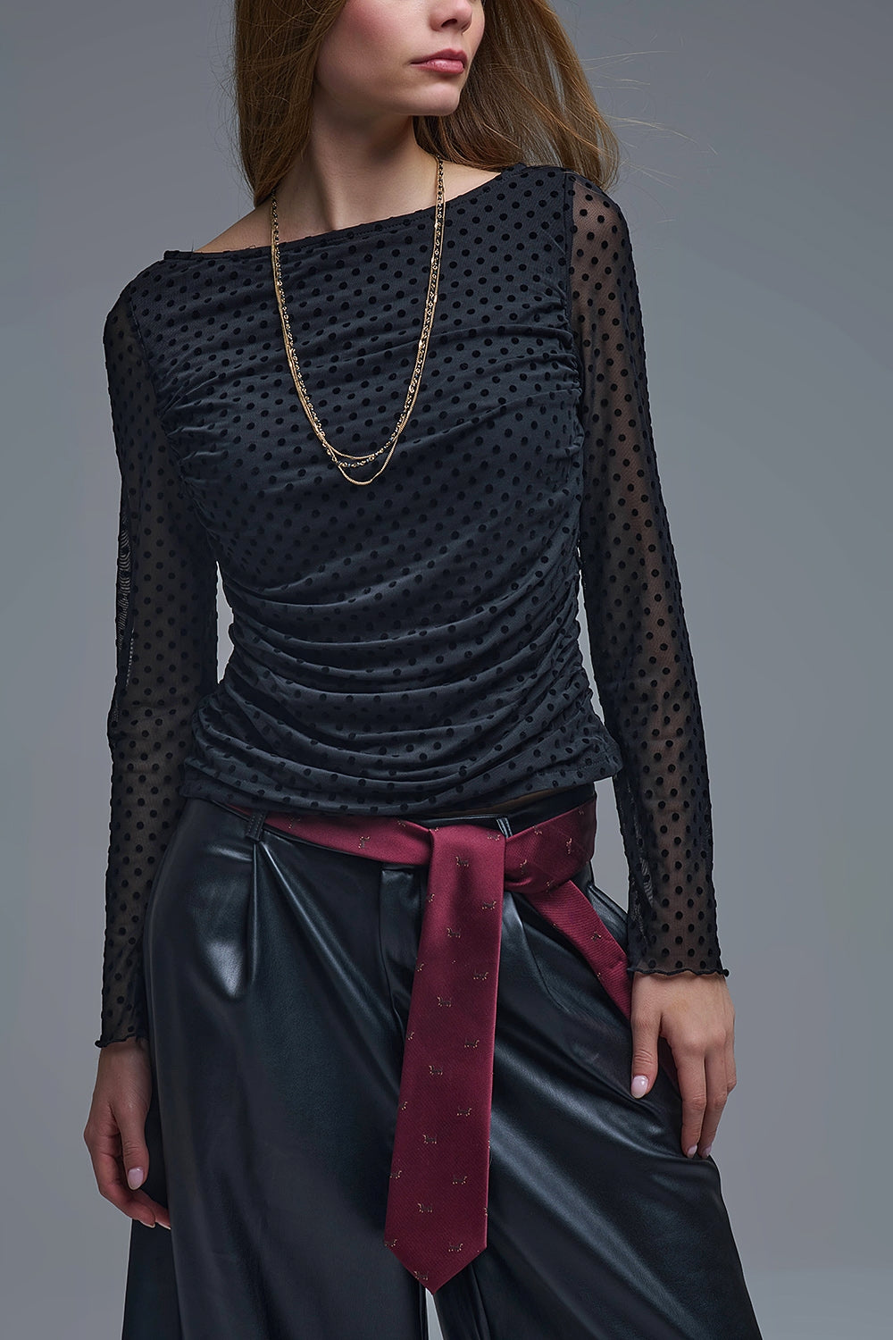 Top chic nero a pois trasparenti