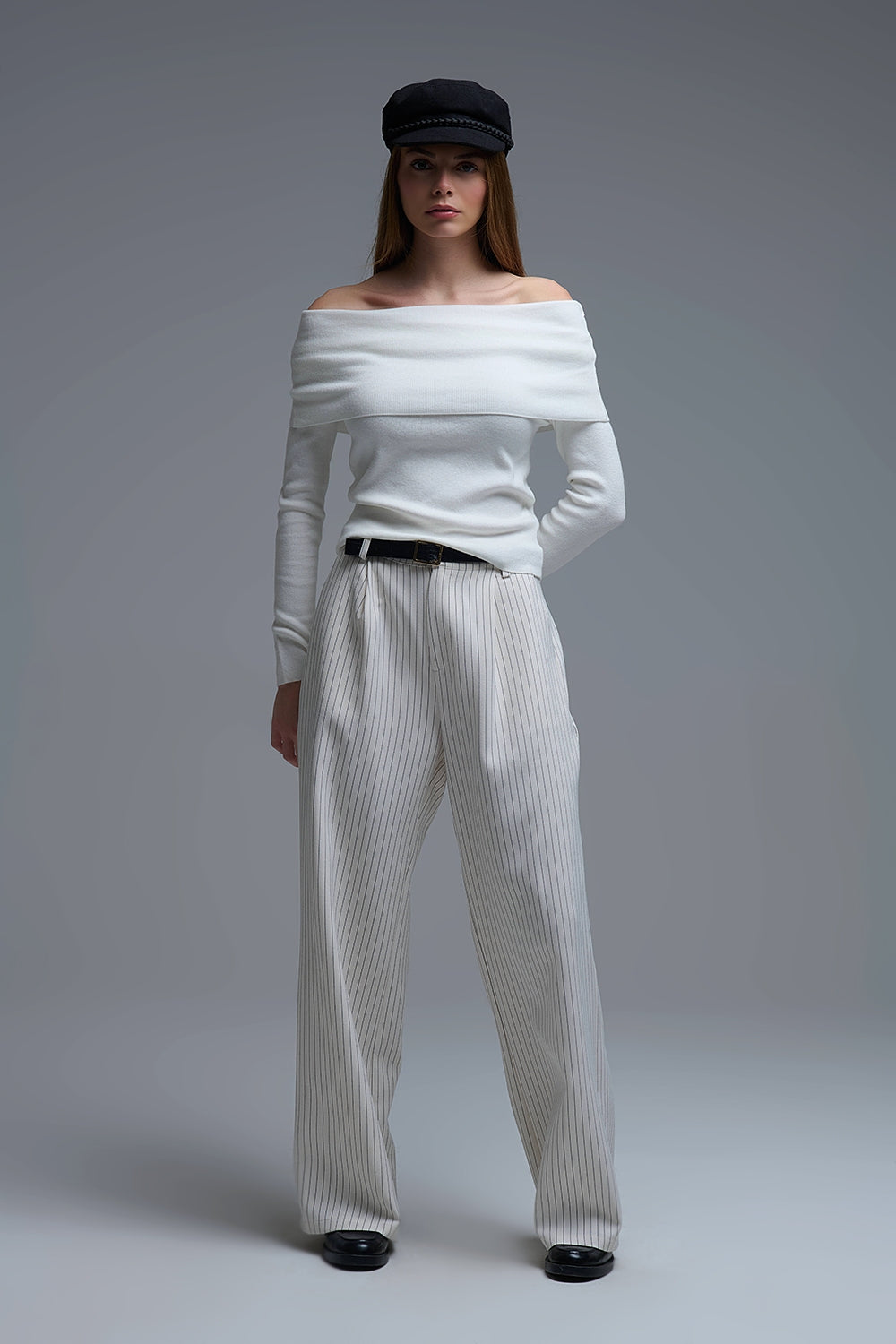 Top Chic Off-Shoulder con scollo a barca in maglia bianca