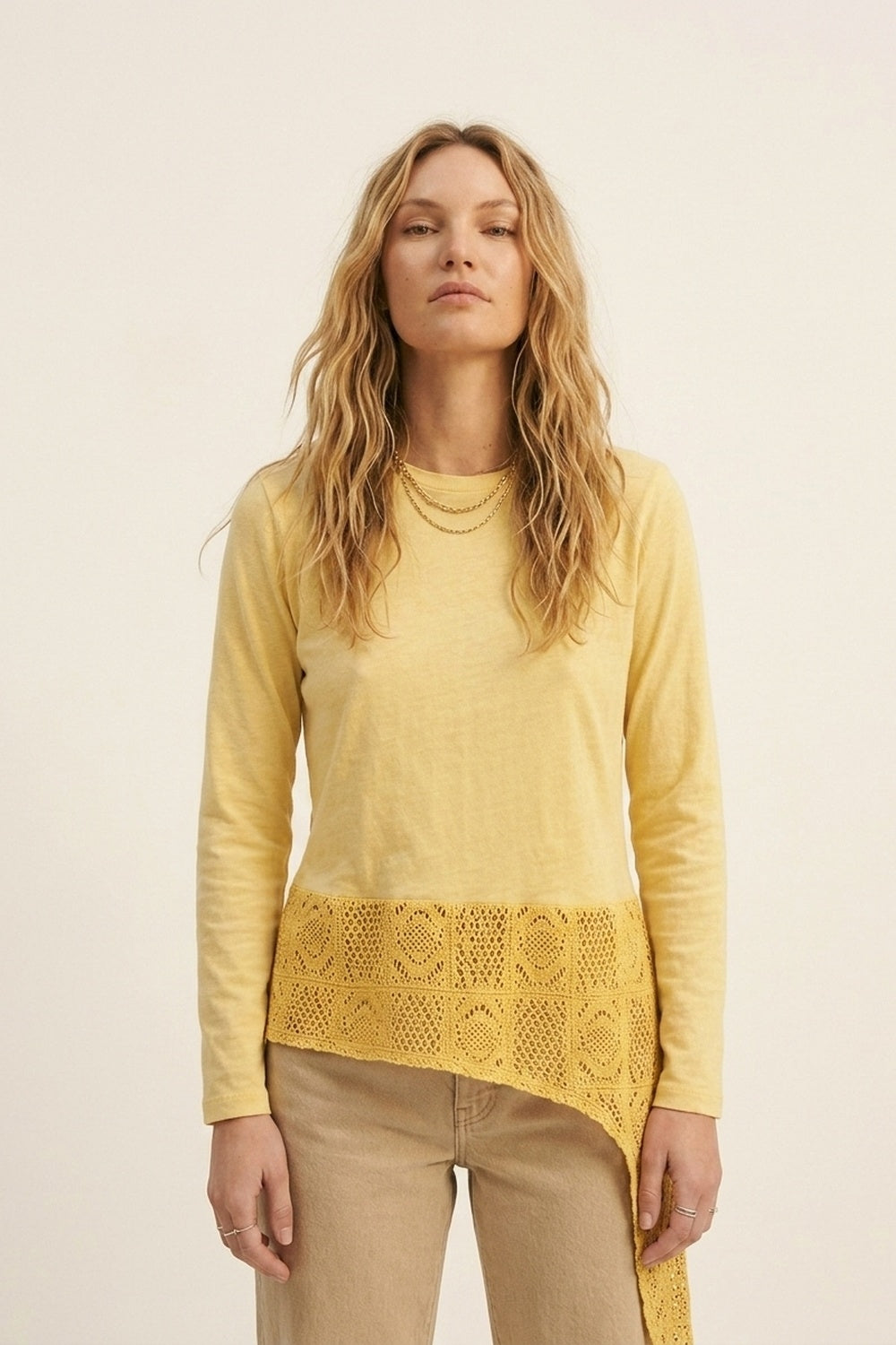 top con inserto in crochet e orlo asimmetrico in giallo