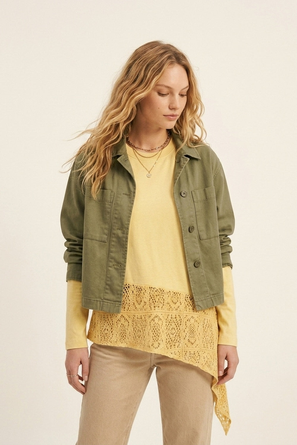 top con inserto in crochet e orlo asimmetrico in giallo
